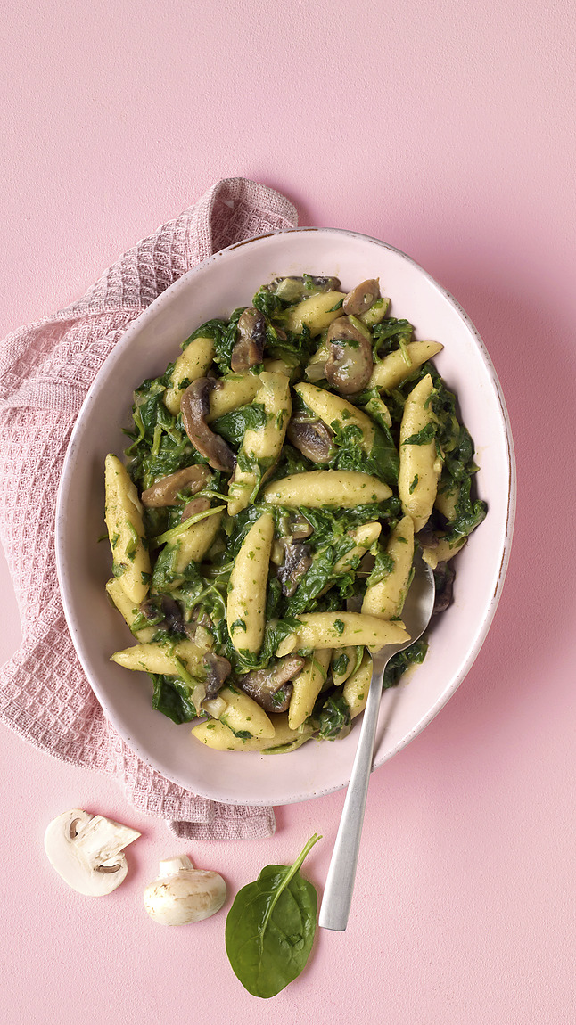 BIO Schupfnudelpfanne mit Spinat und Champignons