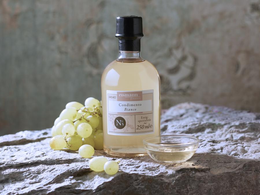 Condimento Bianco Aus weißen Trebbiano-Trauben gekeltert kommt diese milde Essigspezialität aus der Region von Modena. Durch die mindestens 3 Jahre lange Reifung in Eschenholzfässern bekommt dieser feine Essig seine goldene Farbe. Sanft-süßlichen im Geschmack mit einer angenehmen Säure. Genießen Sie ihn zu Antipasti, Salaten oder zu Obst. für 9.99 EUR