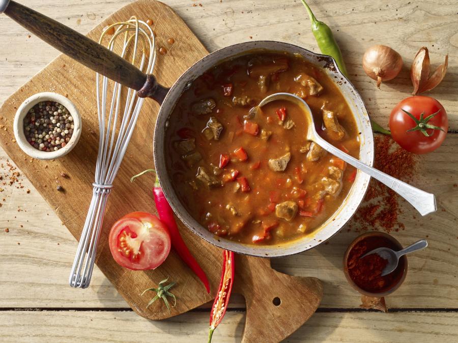 Gulaschsuppe Ein kulinarischer Gruß aus der Puszta: Unsere würzig-scharfe Gulaschsuppe trifft garantiert den Geschmack von Liebhabern deftiger Eintopfgerichte. Gegarte Rindfleischwürfel, pikante rote Paprika,  Zwiebeln und fruchtiges Tomatenmark verleihen dem Klassiker seinen typischen, herzhaften Geschmack. Unser Tipp: Auch als Party-Snack ein Genuss. Mit frisch gebackenem Fladenbrot genießen. für 11.99 EUR
