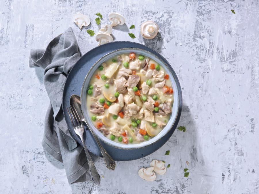 Hühnerfrikassee Ein Lieblingsessen für Alt und Jung. Gewürfeltes Hühnerfleisch, feine Erbsen, Möhren, Champignons und Spargel bilden die klassische Grundlage für dieses köstliche Frikassee. Die cremige Sahnesauce wird für die besondere Gourmet-Note mit Weißwein abgeschmeckt. Schnell und schonend  im Wasserbad oder in der Mikrowelle zubereitet entsteht zusammen mit Reis oder Salzkartoffeln ein wunderbares Gericht. für 14.99 EUR