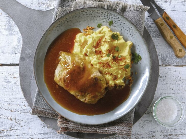 Herzhafte Kohlroulade mit Kartoffelpüree
