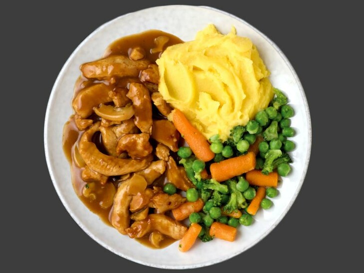 Hähnchenfiletstreifen in Bratensauce mit Püree und Gemüse