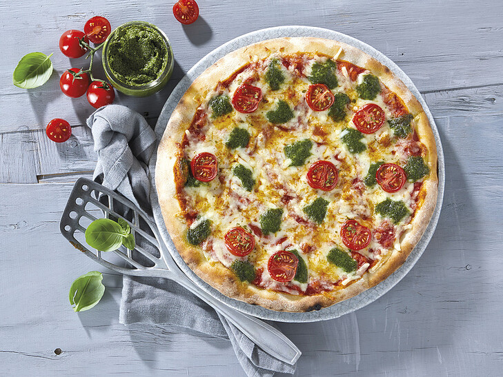 Pizza Basilikum-Tupfen und Käse