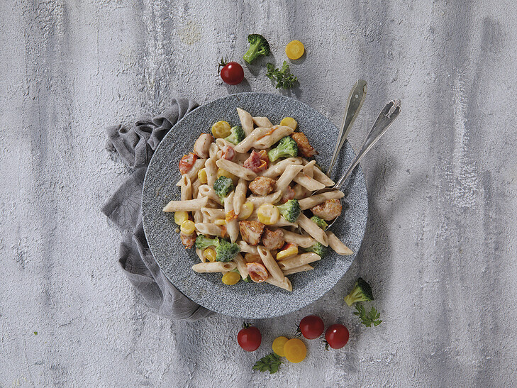 Bunte Hähnchen-Vollkornpenne