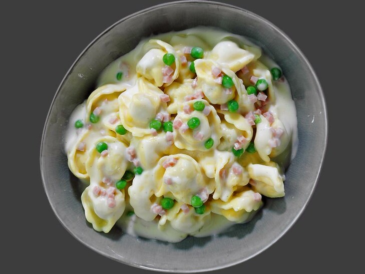 Tortellini in Schinken-Käse-Sauce