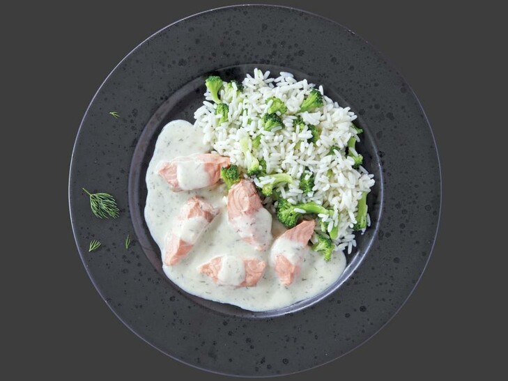 Wildlachsstücke in Dillrahmsauce mit Reis und Broccoli
