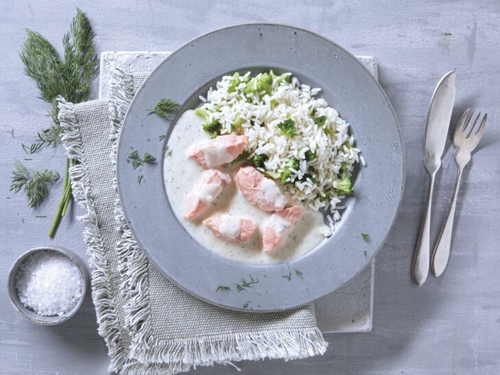 Wildlachsstücke in Dillrahmsauce mit Reis und Broccoli