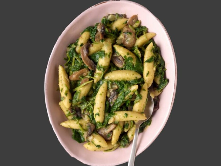 BIO Schupfnudelpfanne mit Spinat und Champignons