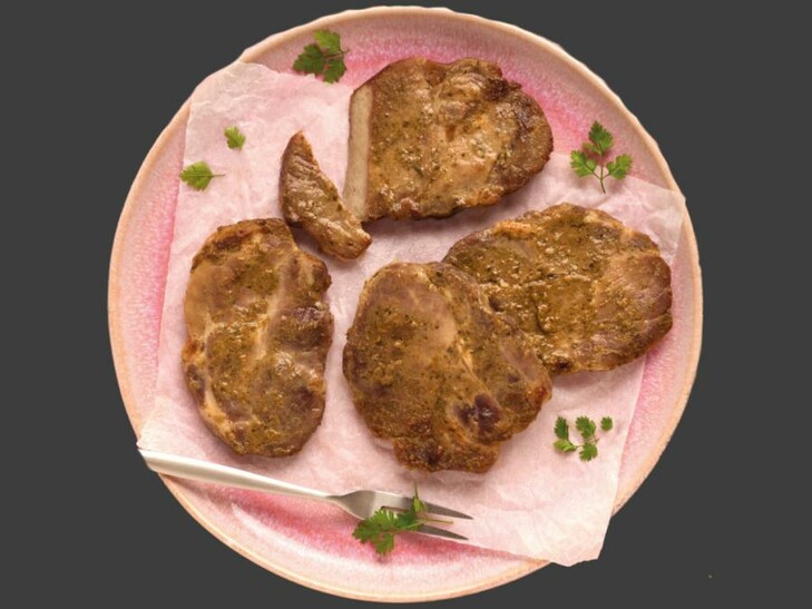 Schweinenackensteaks in Kräutermarinade