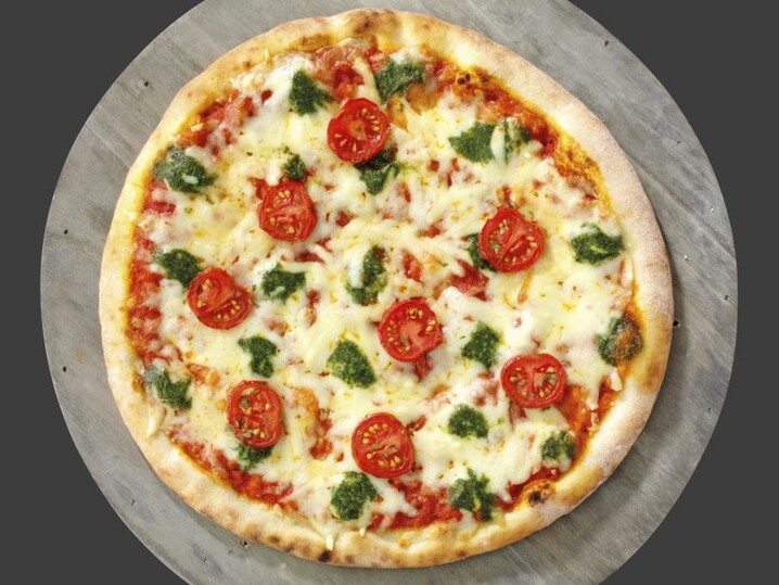 Pizza Basilikum-Tupfen und Käse