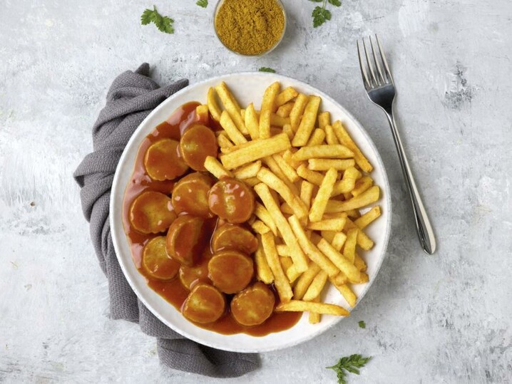 Currywurst mit Pommes