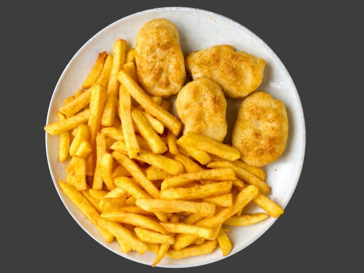 Chicken Nuggets mit Pommes und Dip