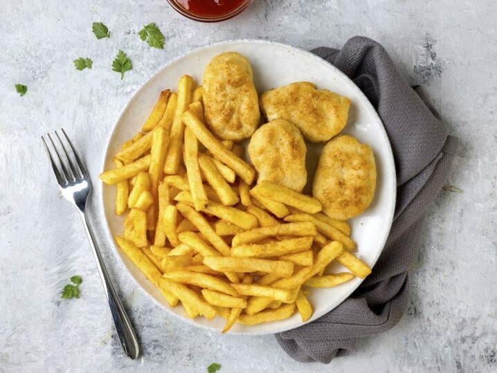 Chicken Nuggets mit Pommes und Dip