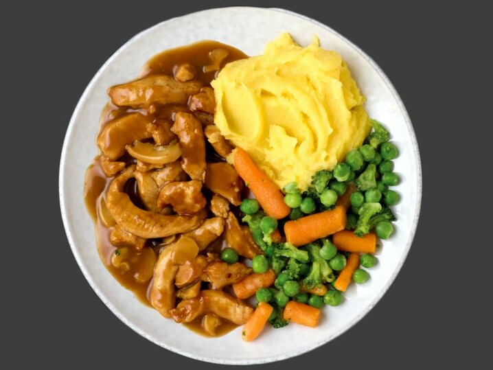 Hähnchenfiletstreifen in Bratensauce mit Püree und Gemüse