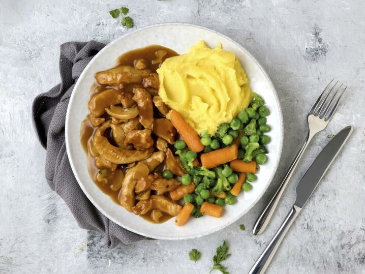 Hähnchenfiletstreifen in Bratensauce mit Püree und Gemüse