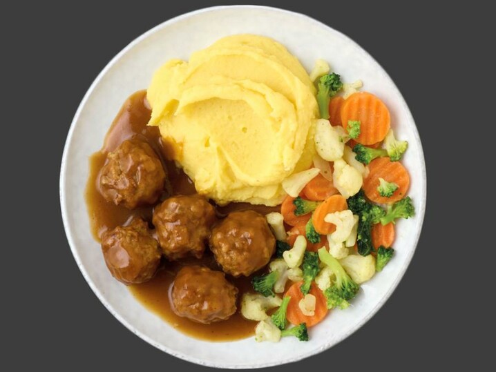 Hackbällchen in Bratensauce mit Püree