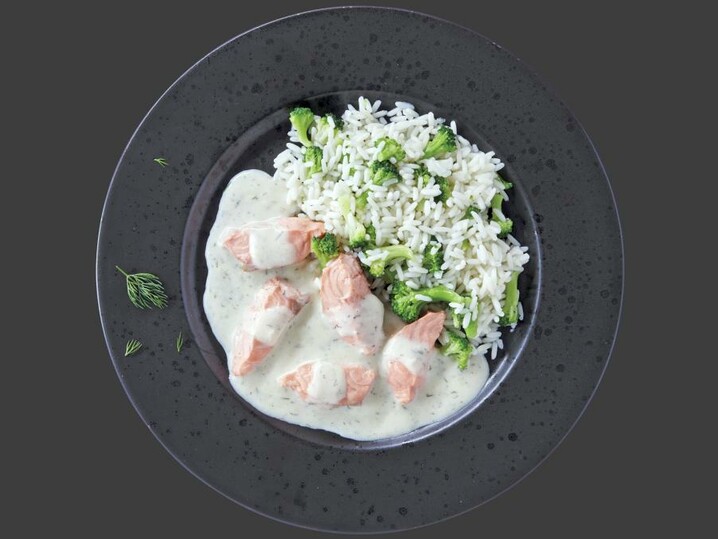 Wildlachsstücke in Dillrahmsauce mit Reis und Broccoli