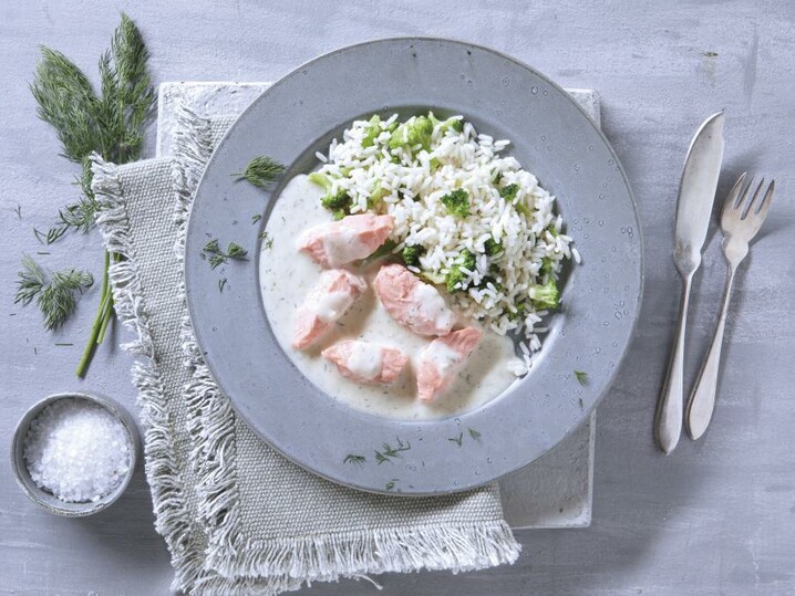 Wildlachsstücke in Dillrahmsauce mit Reis und Broccoli