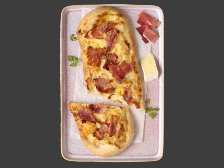 Johanns Pizza mit Brie & Speck