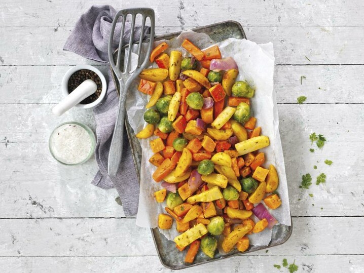 Buntes Ofengemüse mit Kartoffelspalten