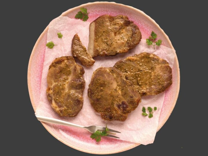 Schweinenackensteaks in Kräutermarinade