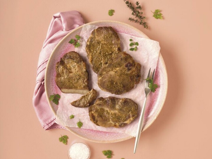 Schweinenackensteaks in Kräutermarinade